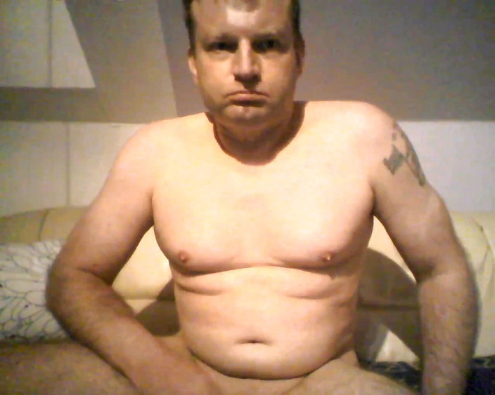 Paddy studio: Strangulate testis dengan getah dan bermain-main dengan ekor.