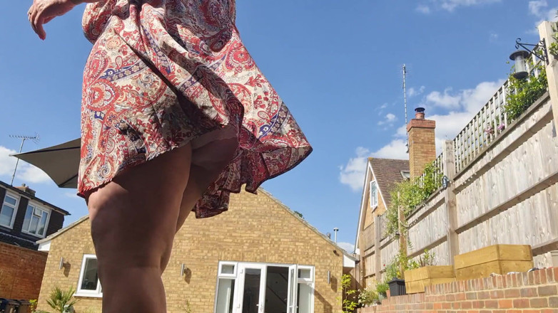 Uk Joolz: Flashing that ass again