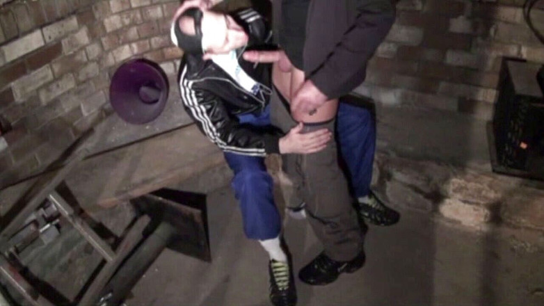 Sneaker Sex Kinky: अपने दोस्त के स्नीकर्स को अधीन कर दिया