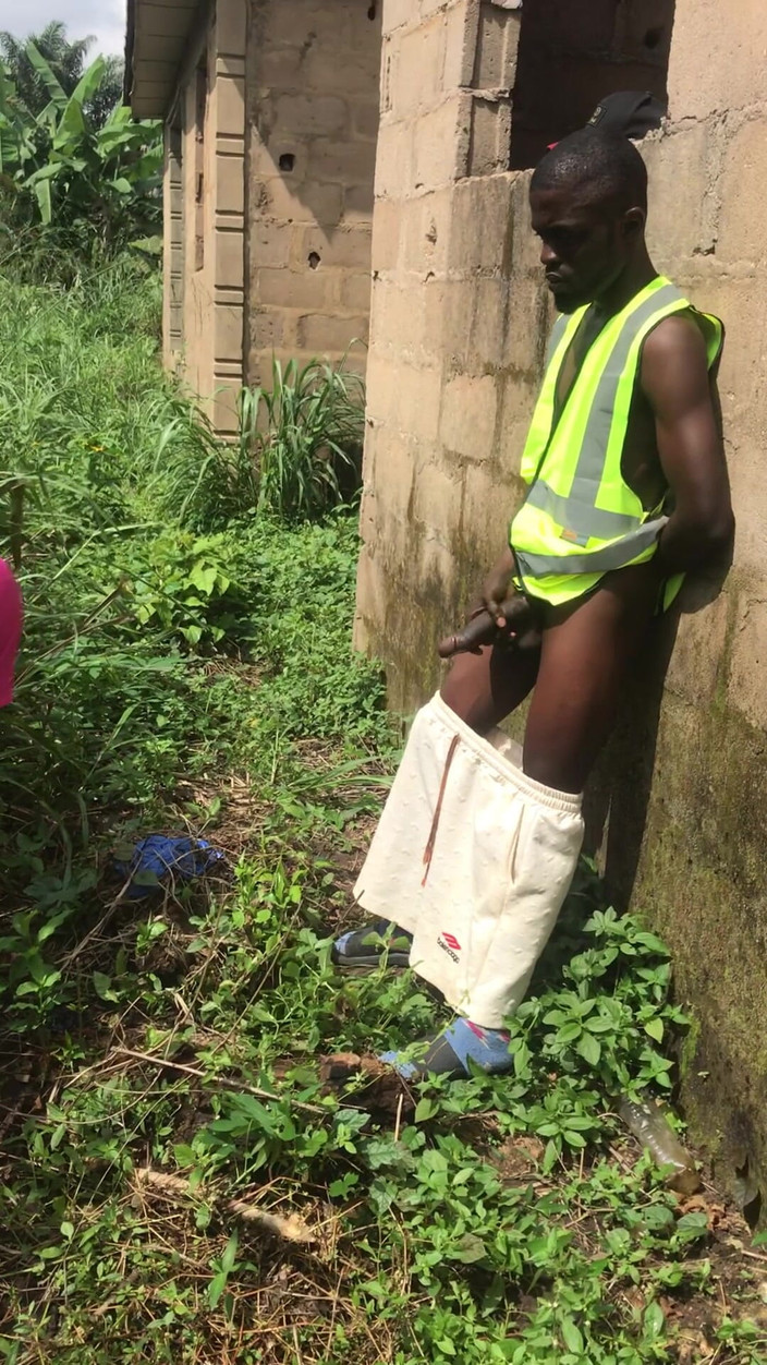 Sexydaddy: 公路建设工人在靠近灌木丛的灌木后面做爱