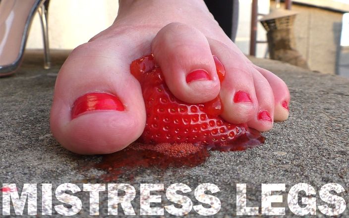 Mistress Legs: Erdbeeren, leckeres fußquetschen