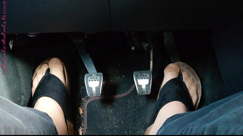 Carmen_Nylonjunge: 슬리퍼를 신은 페달 펌핑 ** Nylonfeet **