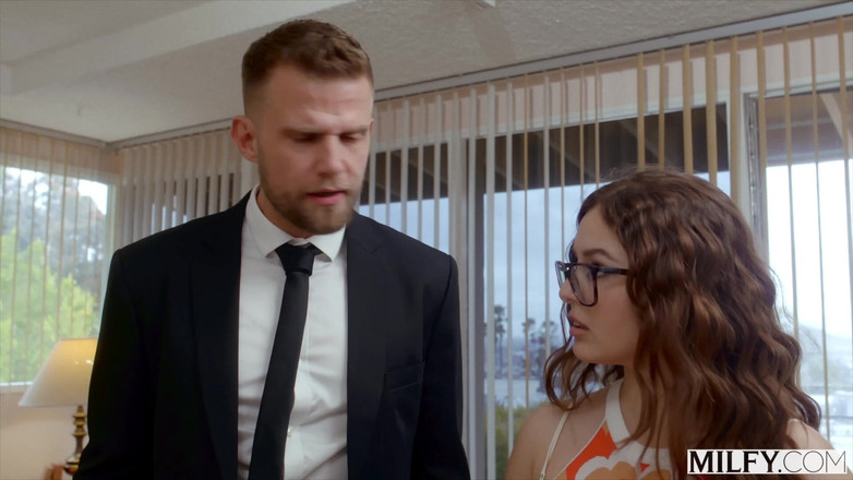 Milfy: 贪得无厌的辣妈霍莉勾引调酒师和他的女友leana