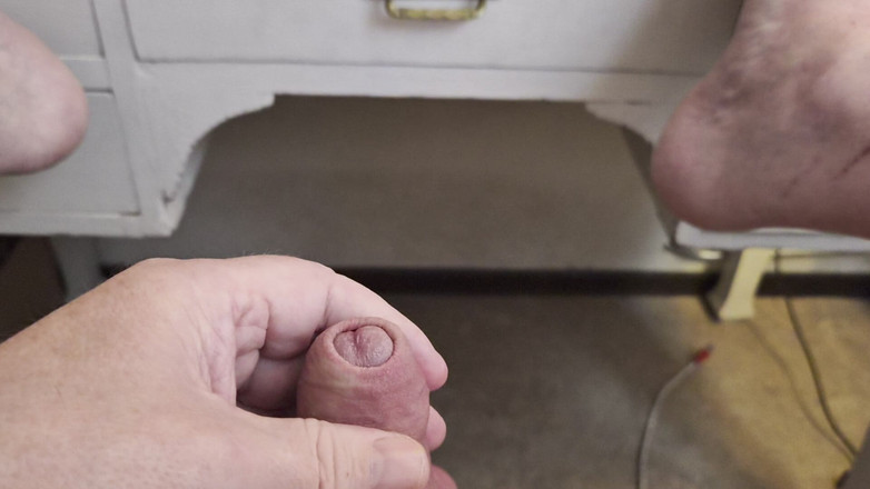 Pellefnatt: 내 친구는 의자에 앉아 자지를 가지고 놀고 있습니다. 그는 딜도를 타고 있습니다.