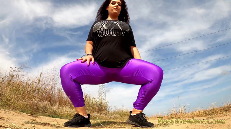 Pee Adventures: Kencing di balik leggingnya di hari yang panas