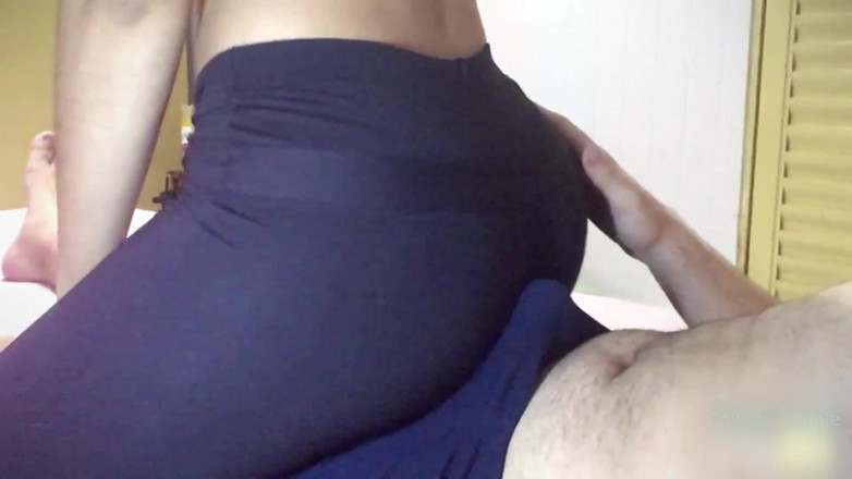 College-couple: Hanjob nad bielizną, orgazm w bieliźnie