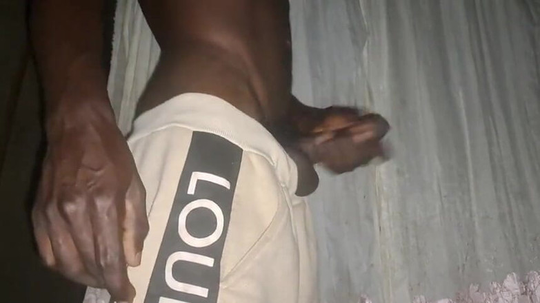 Power dick: Sexy chlap honí černého ptáka