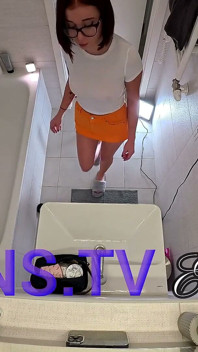 Sin sujetador y bragas linda petite increíblemente hermosa chica universitaria real está jugando con creme en el baño en una minifalda corta