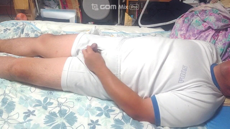 Shinpuuero: Gim kolej Jepun gemuk memakai pakaian pada hari melancap