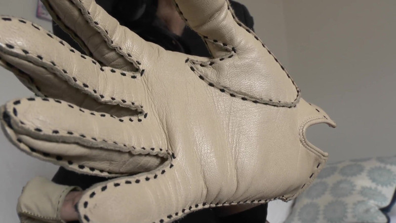 Lady Victoria Valente: Beige Leather Gloves with a Strong Leather Scent on Your...