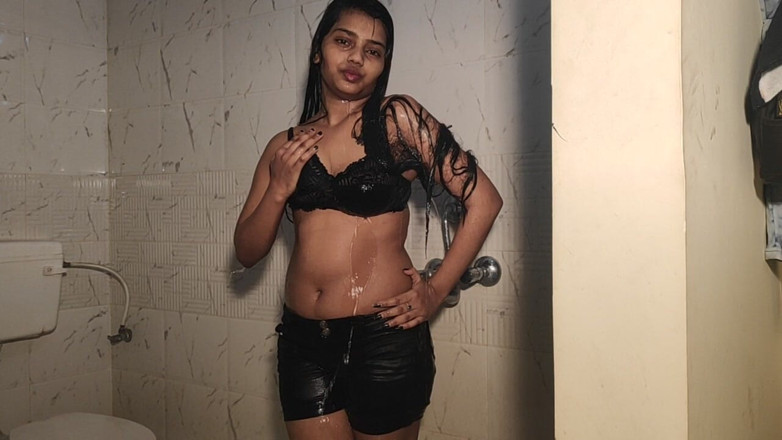 Alia Advani: La sexy ragazza indiana alia advani provoca nella doccia bagnata