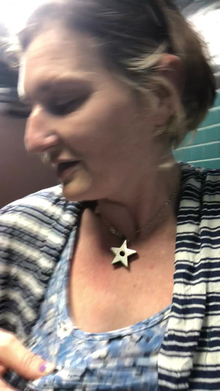 Pissing Paradise: 댈러스에서 그녀의 '전 세계 오줌 싸기' 컬렉션의 일환으로 거대한 오줌을 하는 절망적인 미시!