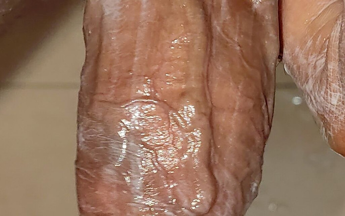 Jastin: 一名大学生在他的宿舍房间里自慰时被发现