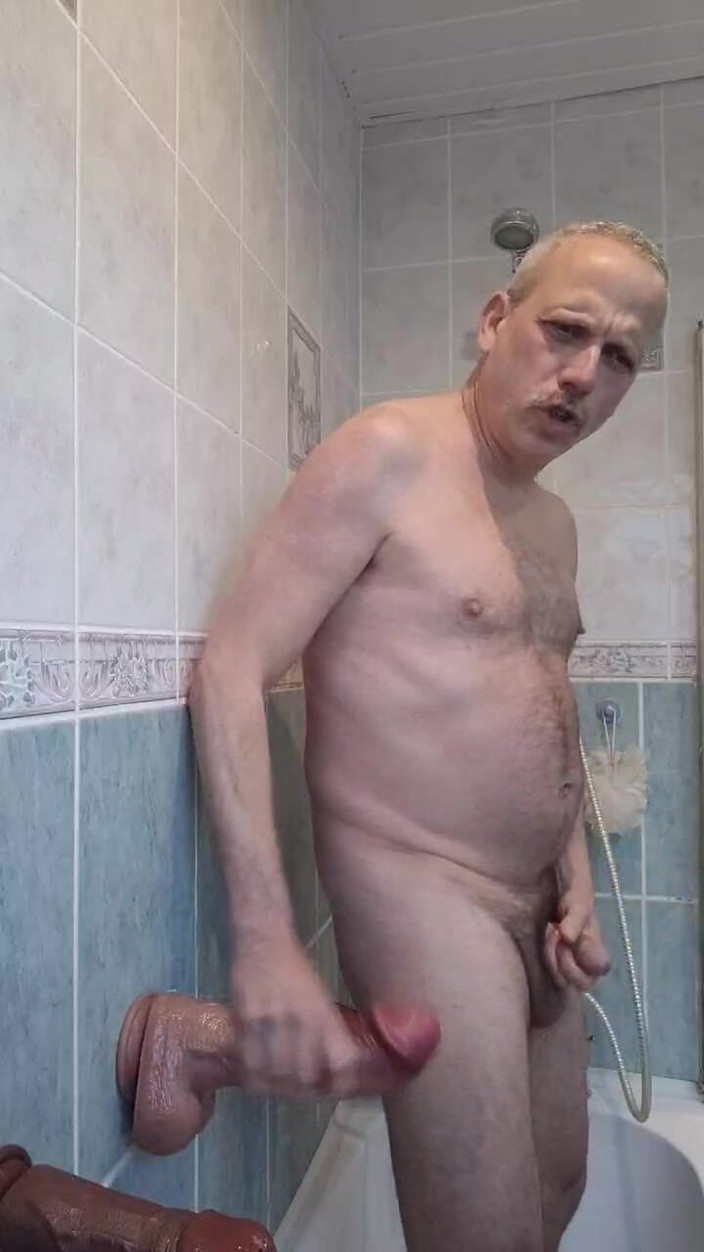 Gordon Uncut: Exhibiționistul public se fute cu trei vibratoare mari în direct pe...