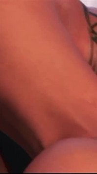 İki ateşli orta yaşlı seksi kadın sert sulu bir yarakla sert sikiliyor