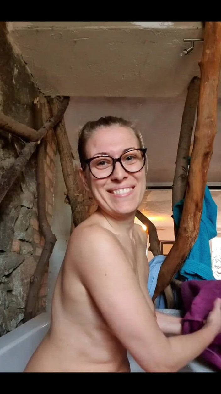 TheaRemmel: Oggi ti mostrerò come mi sono rasata la figa.