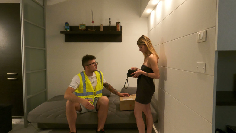 Tommy e Annika: Annika vítá kurýra v županu, ale nemá peníze na zaplacení dobírky....