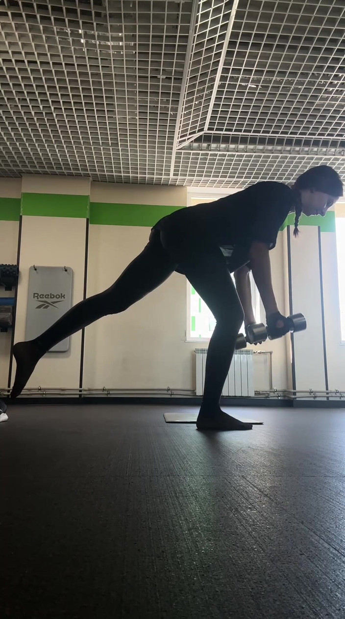 Skinny_lady69: 나일론 양말을 신은 체육관