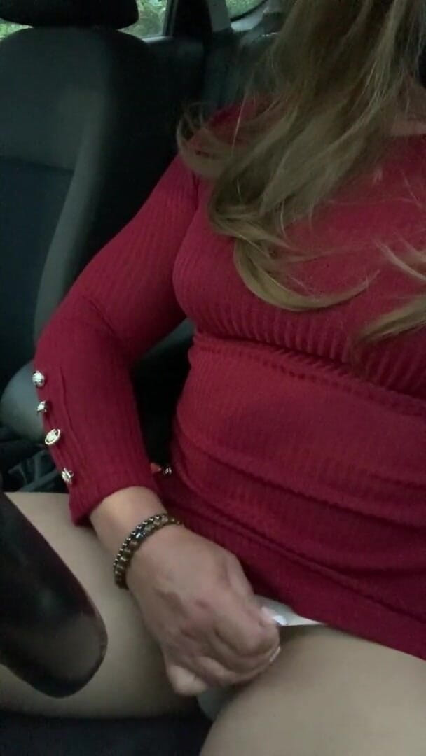 Kelly cd: Kelly travestito in abito rosso collant e tacchi nudi