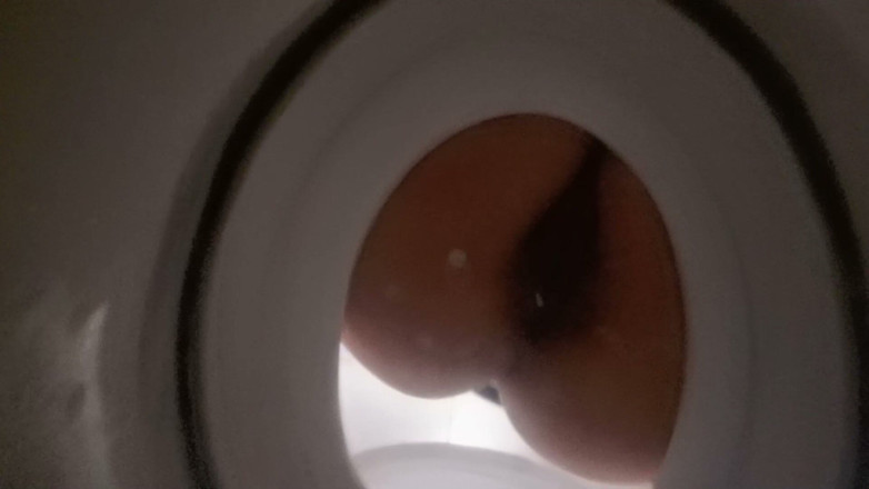 BelleAliz: Banyo kölesi tuvalet bellealiz'e dikizliyor işiyor ve osuruyor