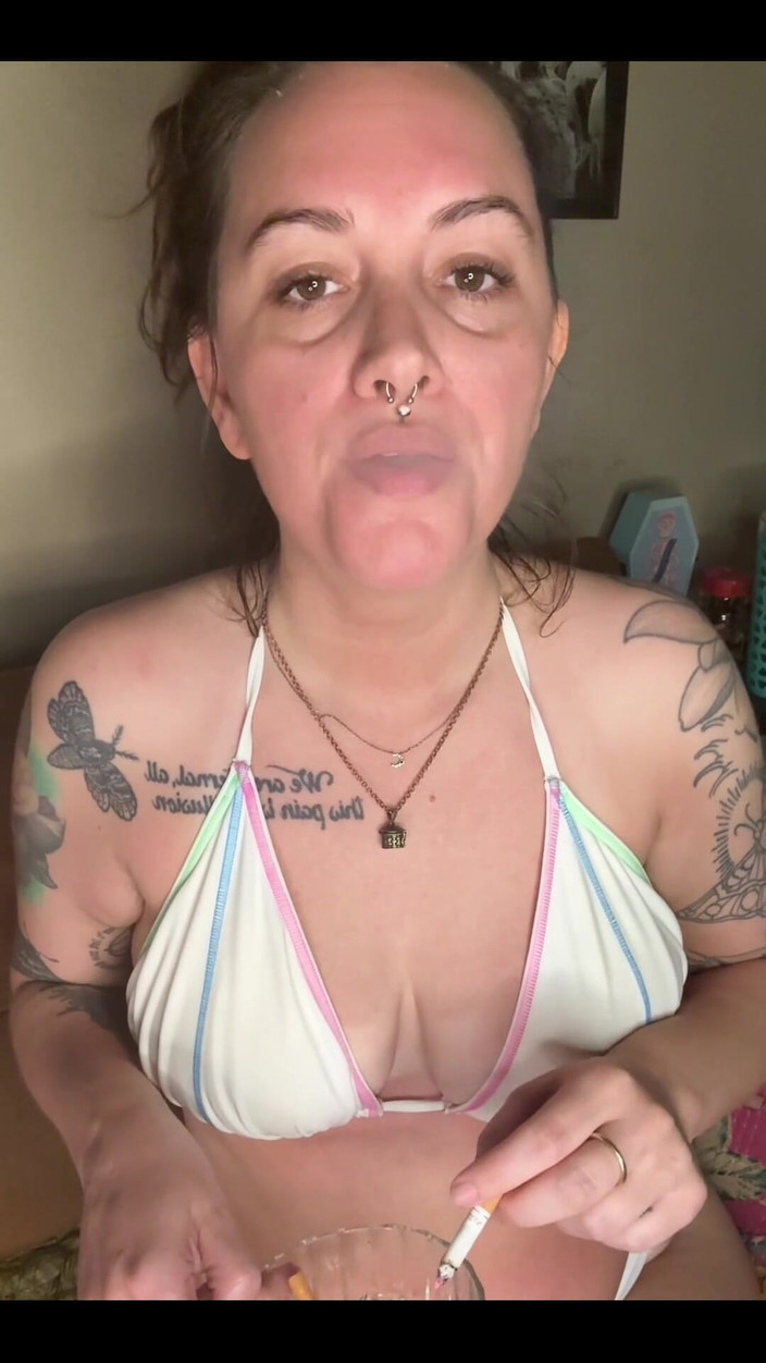 Chery Trees: Chery Trees fumando en bikini