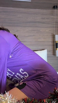Une brune super sexy incroyablement belle reçoit une bite pour jouer et la faire jouir pour Noël et le Nouvel An en cadeau
