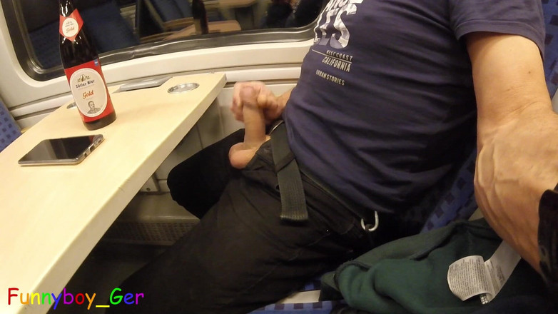 Funnyboy-Ger: 움직이는 기차에서 나는 그 날의 세 번째 사정을 시도했다. 불행히도 나는 중단되었고 기차역이 도착했습니다.