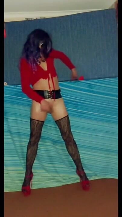 Lizzaali: Danse dans ma ceinture de corsett et mon haut rouge