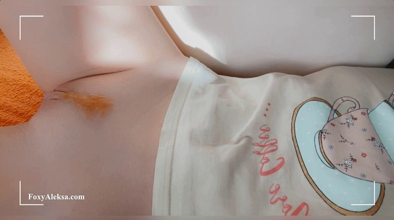 FoxyAleksa: Naakt tenger poesje speelt met je en wil seks hier...