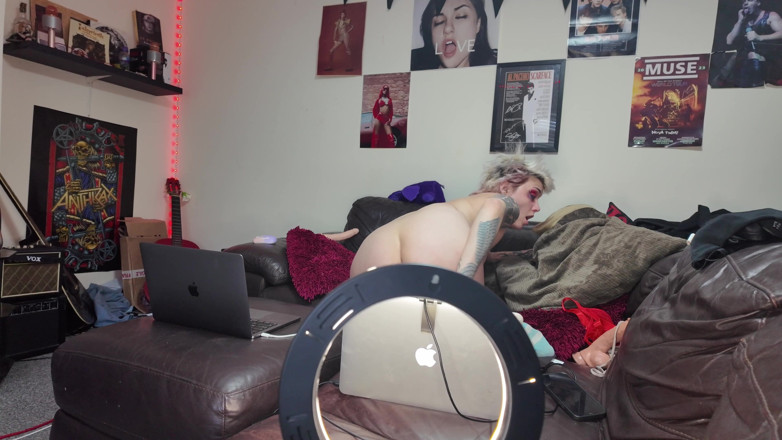 Glitterqueen1999: The Giantess Camgirl - and Her Tiny Pizza Boy