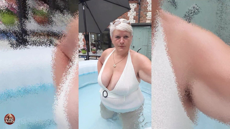 Uk Joolz: Zkoušení mých nových plavek