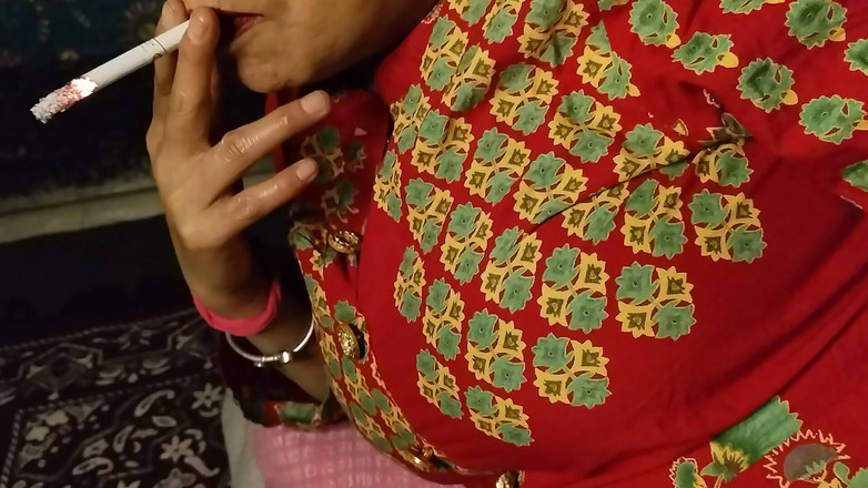 Xoxo Times: Sexy dáma kouří cigaretu a předehra její sexuální část prsa bradavka