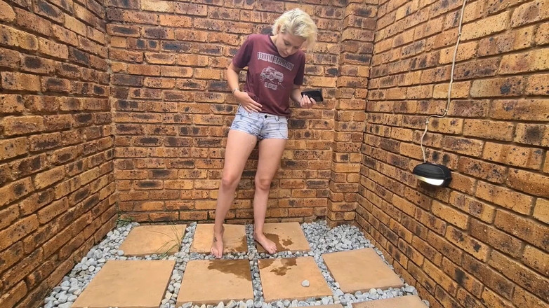 domslutfucker: Kompilasi blonde panas kencing dirinya di luar dalam pakaian yang...