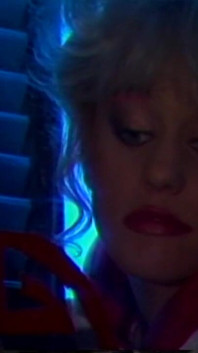 Blond kåt MILF suger en stor svart hård kuk innan hon knullar
