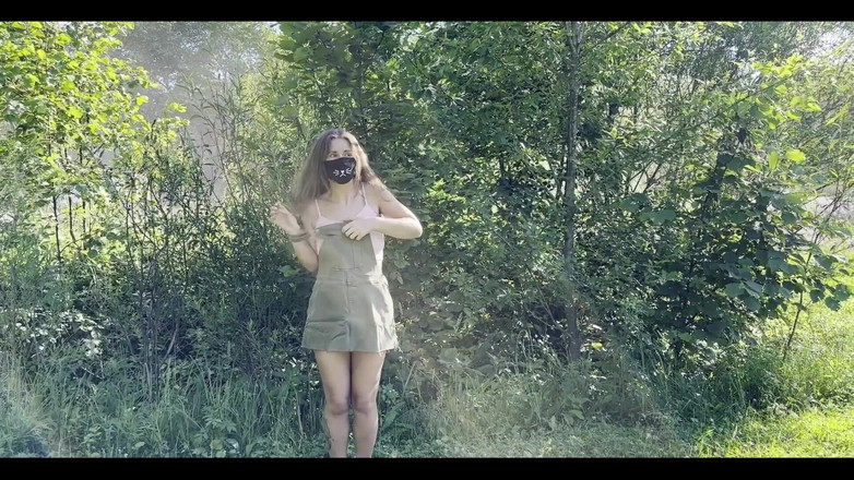 Juli Smith Meow: Đi bộ ngoài trời gợi cảm