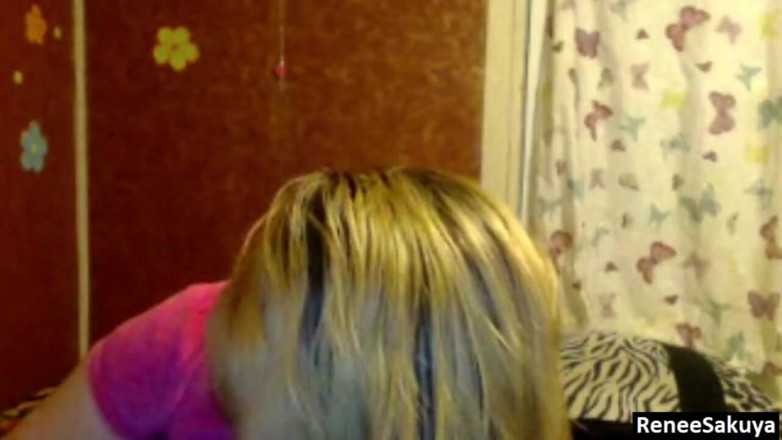 Renee Sakuya: Brushing short blonde hair