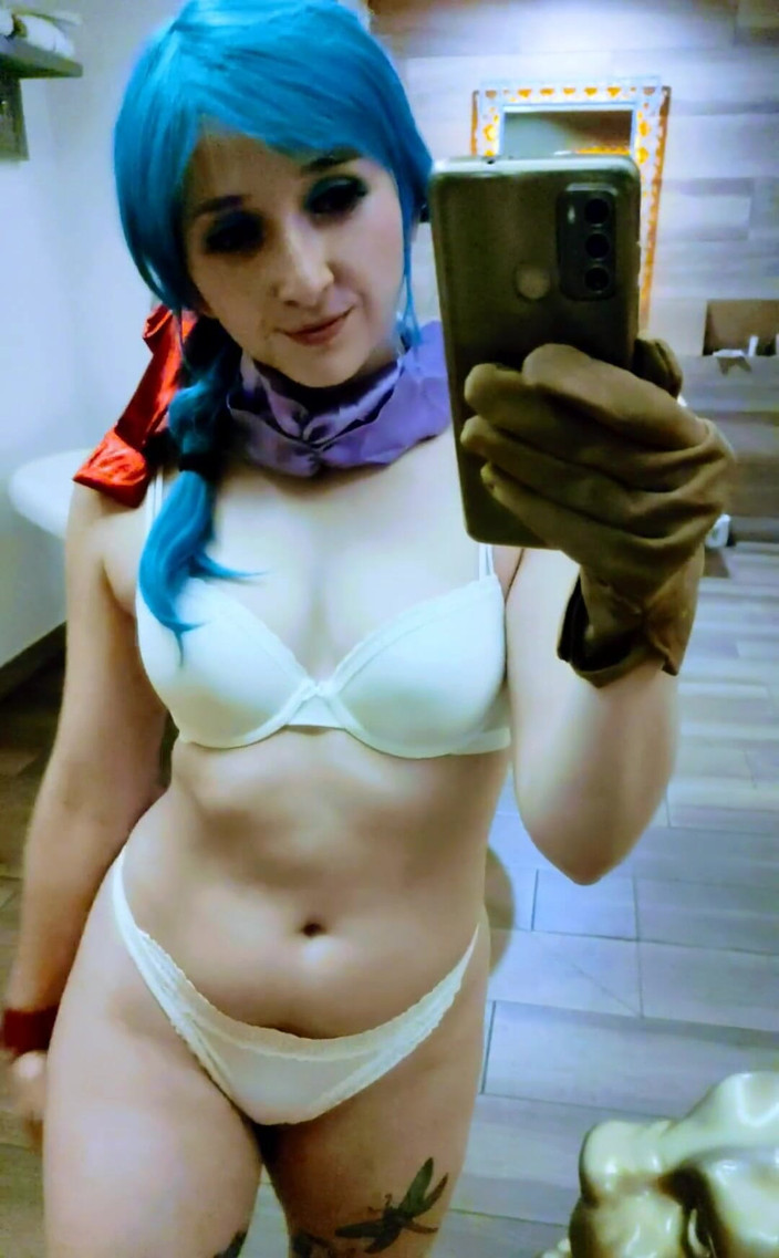 Candy Camille: Bulma está a punto de ducharse, ¿quién quiere unirse a ella?