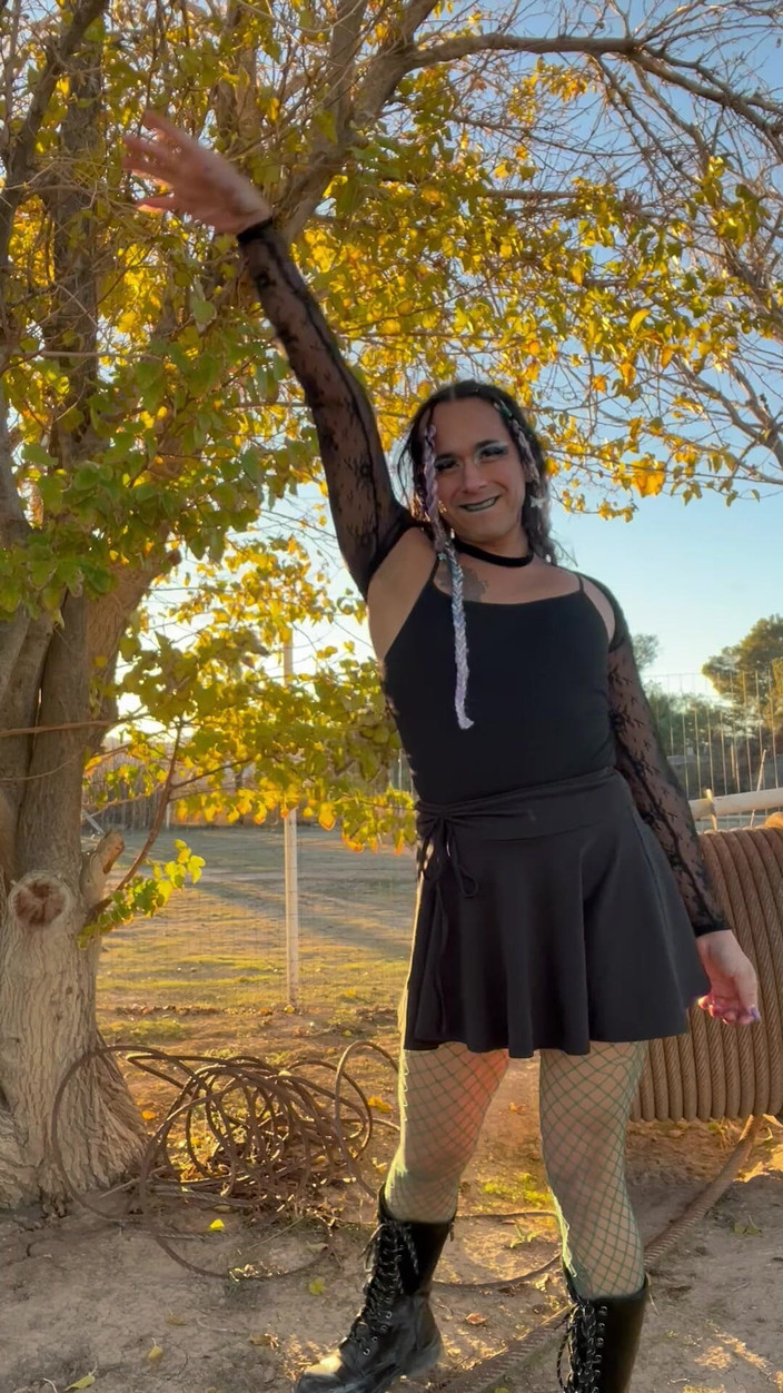 TSJade95: Menina gótica sexy leva xixi quente