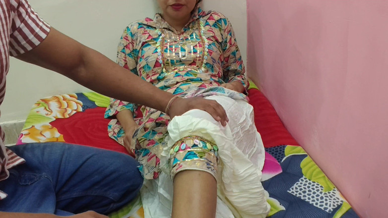 Hornycouple149: 德西继兄弟试图怀孕继妹在婚后的第一次性爱印地语音频