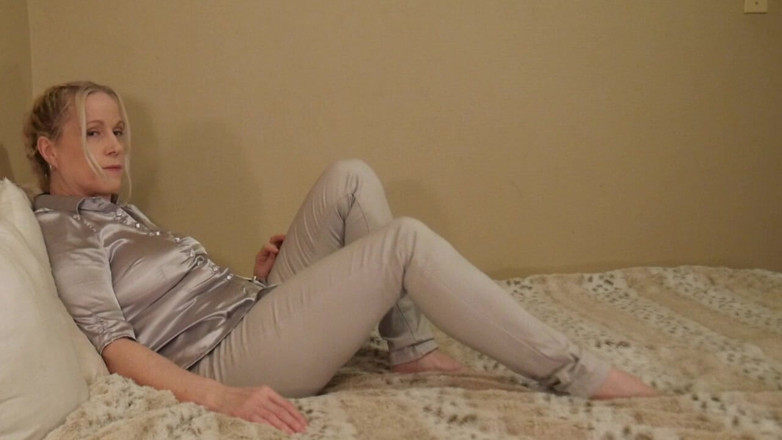Gartersex: Una notte al cinema con la matrigna si trasforma in...