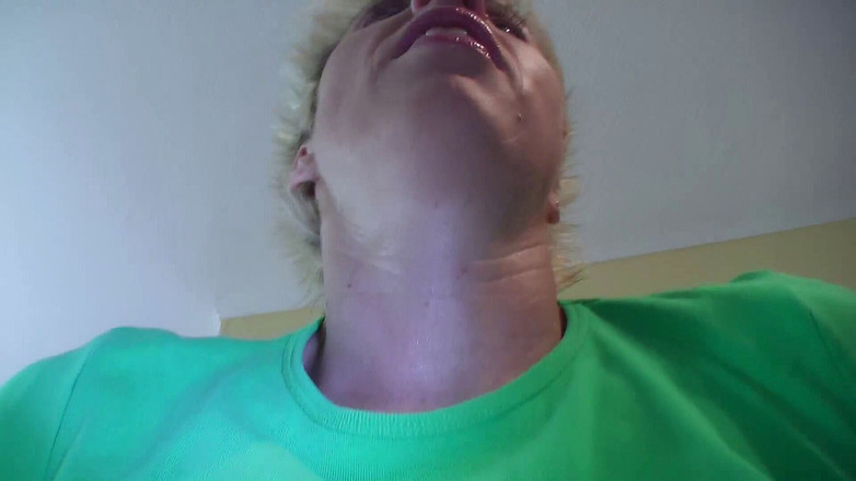 German amateur - 100% German hardcore videos: अश्लील स्कैंक परिपक्व मुठ्ठी घुसाने के दौरान अपना हाथ मूत रही है