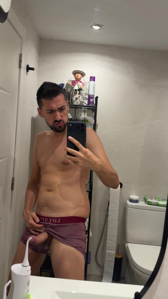 Liam Harding: Ayah tiri panas melancap dan kacang di bilik air