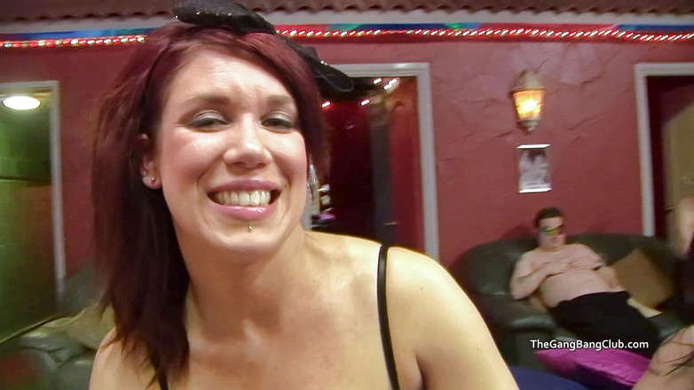 The Gangbang Club: Zrzavá milfka se mazlila při honění a BJs