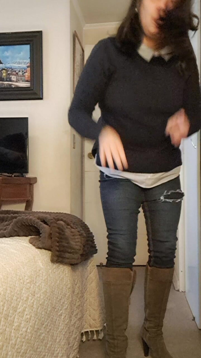 Mommy big hairy pussy: Madura colocando roupas