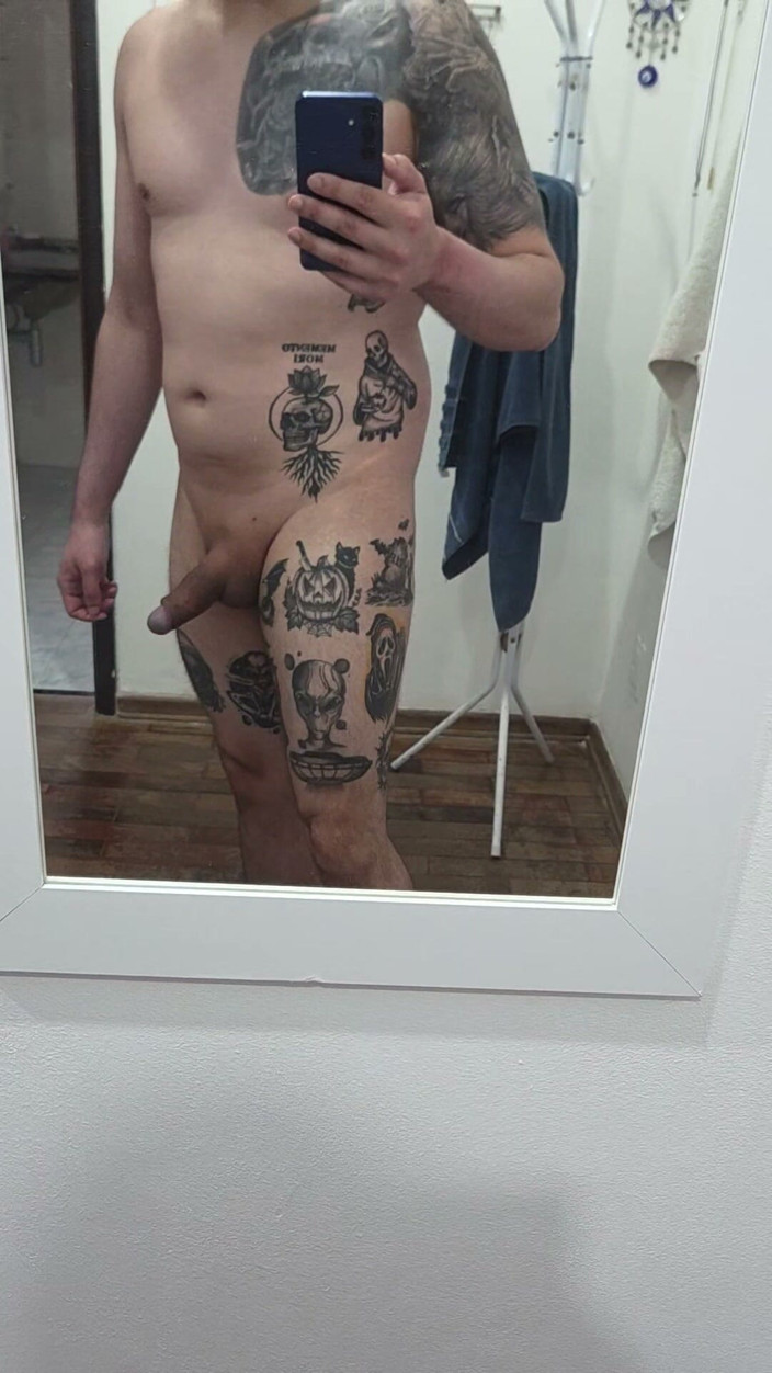 Lkdick8: Grăsuț își arată tatuajele