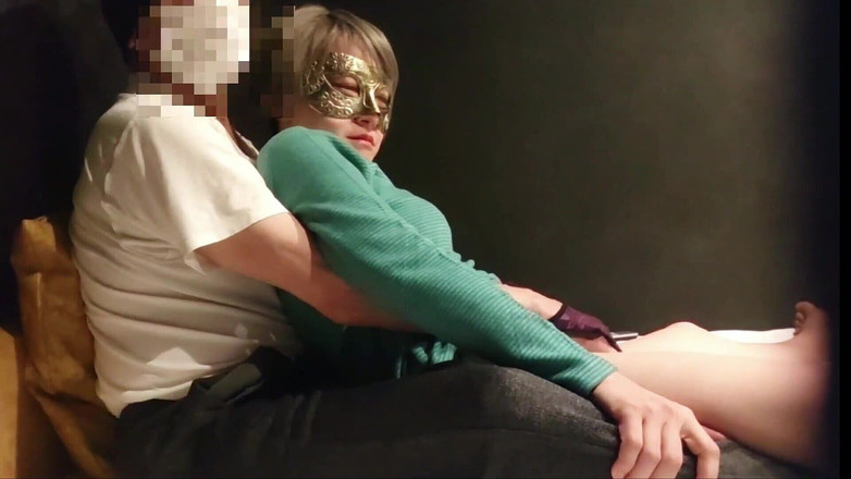 akeieroi: Зрадлива дружина насолоджується секс-тренуванням, дрочка руками без секретних слів