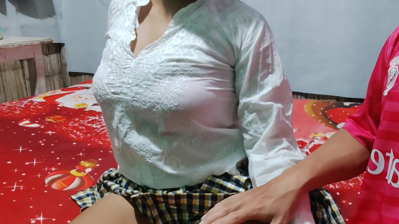 Martin13: 継娘がクリスマスにとても特別なプレゼントを頼んできて、私は彼女に性的快楽を与えて喜ばせます