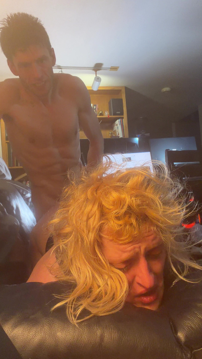 Alpha stud 4 u: 소파 팔 뒤에서 그녀를 두드리는 내 마무리