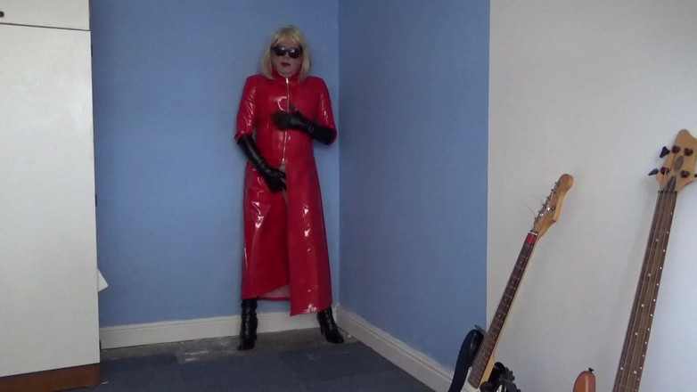 Leather Kirsten: 穿着 pvc 外套、大腿靴和手套玩耍