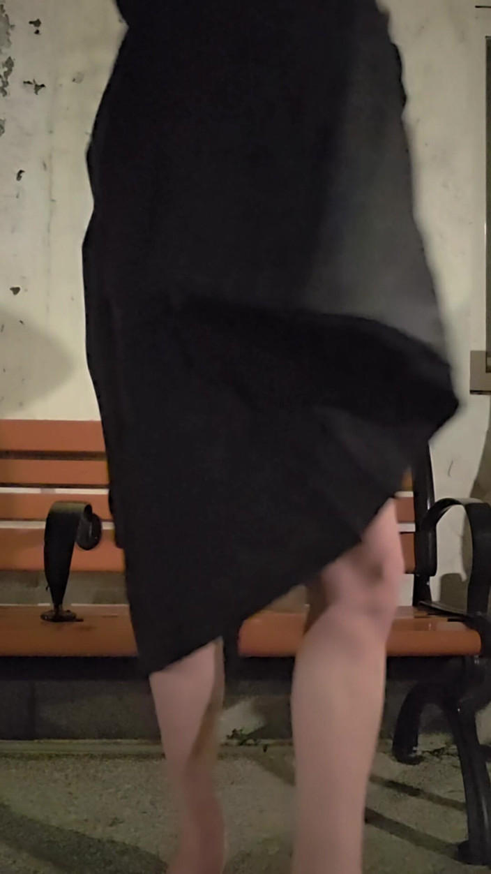 Taiwancdgirl: Псевдодівчина Тінсюань мастурбувала на лавці на вулиці і була штхнута перехожими